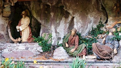 Längs des Weges erinnern nahezu lebensgroße Figuren an den Leidensweg Christi