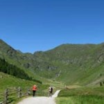 Nahezu eben schlängelt sich der Weg durch das weitläufige Altfasstal