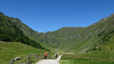 Nahezu eben schlängelt sich der Weg durch das weitläufige Altfasstal