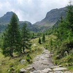 Links erhebt sich das markante Tristennöckl