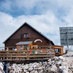 Die Fassahütte und die weithin sichtbare Sendeanlage auf dem Piz Boe