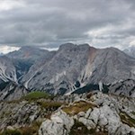 Ringsum ragen weitere Erhebungen der Pragser Dolomiten in die Höhe