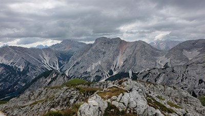 Ringsum ragen weitere Erhebungen der Pragser Dolomiten in die Höhe