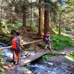 Das fröhlich plätschernde Schalderer Bachl ist ständiger Wegbegleiter