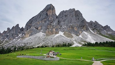 At the Monte de Fornella mountain hut the trail branches off to the left
