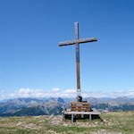 Auf dem kreuzgeschmückten Sattele