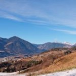 Auf dem aussichtsreichen, von Wiesen und Feldern gesäumten Weg nach Karnol