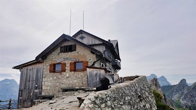Moutain hut with a view: the Nuvolau moutain hut