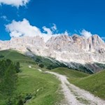 Auf dem Weg Nr. 15 nähern wir uns den Felswänden des Rosengarten