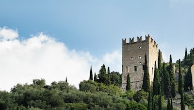 Die zinnenbewehrte Burg Arco