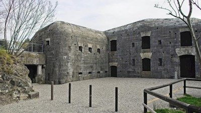 On Monte Brione the "Batteria di Mezzo" defies the times