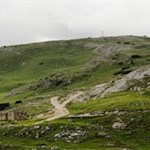 Auf dem Strudelkopfsattel ist das Gipfelkreuz des Strudelkopf bereits in Sicht