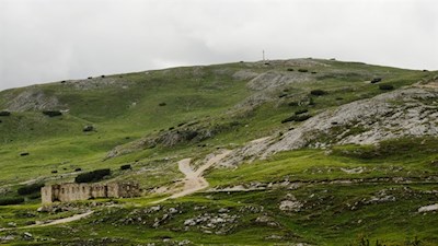 Auf dem Strudelkopfsattel ist das Gipfelkreuz des Strudelkopf bereits in Sicht