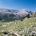 Von der Lavarellahütte schlängelt sich der Weg durch eine steinbeschlagene Almlandschaft auf die Antoniusspitze