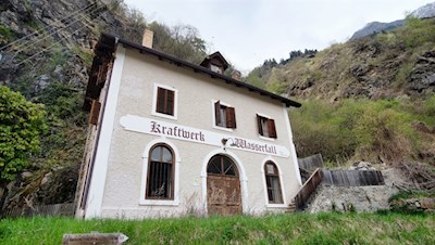 Das Kraftwerk Wasserfall nahe dem gleichnamigen Gasthaus