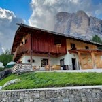 The hike to the Giussani mountain hut starts at the rifugio Dibona mountain hut