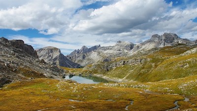 Crespeinasee vor anmutiger Dolomitkulisse