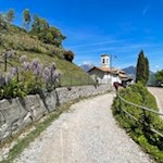 Die Wanderung auf die Punta Larici führt an der Dorfkirche zum heiligen Georg vorbei