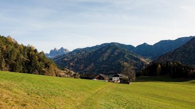 Der idyllisch gelegene Miglanzhof mit Blick auf die Geisler