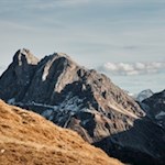 Nahblick auf die imposanten Felswände des Peitler