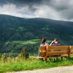 Aussichtsbank auf dem Weg zu den Gugge-Höfen