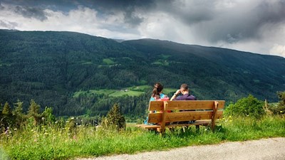 Aussichtsbank auf dem Weg zu den Gugge-Höfen