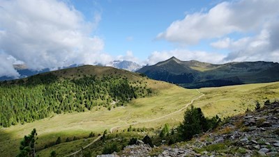 Blick auf den Durakopf und die dahinter aufragende Amperspitze
