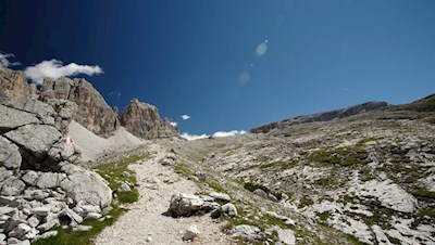 Nella piacevole salita verso il passo del Lagazuoi