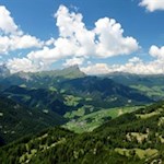 Auf der gegenüberliegenden Seite ragt der Peitlerkofel in die Höhe