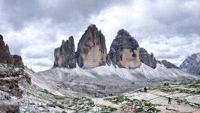 Anche nel mese di luglio, non immune da neve e freddo, le graziose Tre Cime di Lavaredo