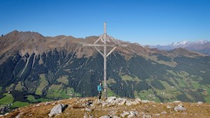 Das-schlichte-und-zugleich-imposante-Gipfelkreuz-des-Mareiter-Stein