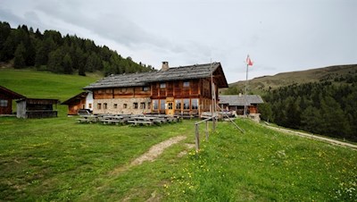 Die idyllisch gelegene Kreuzwiesenalm