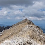 Das Gipfelkreuz der Latemarspitze rückt in greifbare Nähe