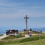 Um das Gipfelkreuz der Seceda tummeln sich zumeist zahlreiche Wanderer