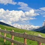 Vor der Kulisse des Sellastocks und des Langkofels zum Hatzis