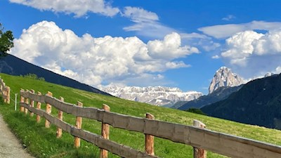 Vor der Kulisse des Sellastocks und des Langkofels zum Hatzis