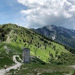 Il sentiero sale dolcemente verso la Cima delle Pozzette