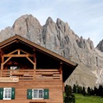 Die gemütliche Gschnagenhardt-Alm zu Füßen der Geisler