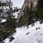 Zu Füßen der Steviawände bahnt sich der Kreuzweg seinen Weg