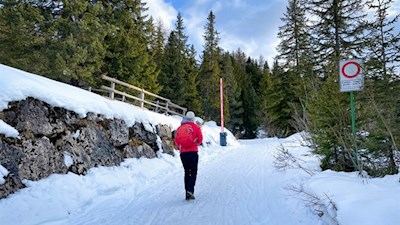 Am Parkplatz Kaiserstein zweigt der breite Wanderweg zur Masarè Hütte ab
