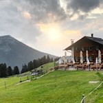 Malga Casnago mountain hut with view of the Rasciesa ridge