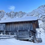 Kleine Holzhütte in den Latemarwiesen
