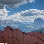 Blick von der Panoramaplattform auf den Sellastock und die Langkofelgruppe