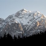 Der Winterwanderweg wird von hohen Dolomitenbergen umsäumt