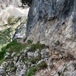 Il sentiero per il lago di Sorapis passa attraverso passaggi con corde metalliche