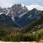 Mächtige Gipfel umfrieden den Pragser Wildsee