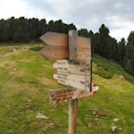 At the Reasciesa cable car the hiking trail no. 35 branches off to the rifugio Brogles mountain hut