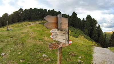 Bei der Raschötzbahn zweigt der Wanderweg Nr. 35 zur Brogleshütte ab