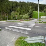 Kurz vor der Talstation Speikboden überquert der Weg die Straße