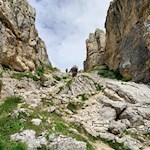 Durch eine Scharte in Richtung Para dai Giai